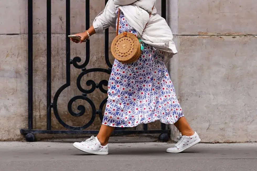 Jak stylizować białe trampki: idealne zestawienia na każdą okazję