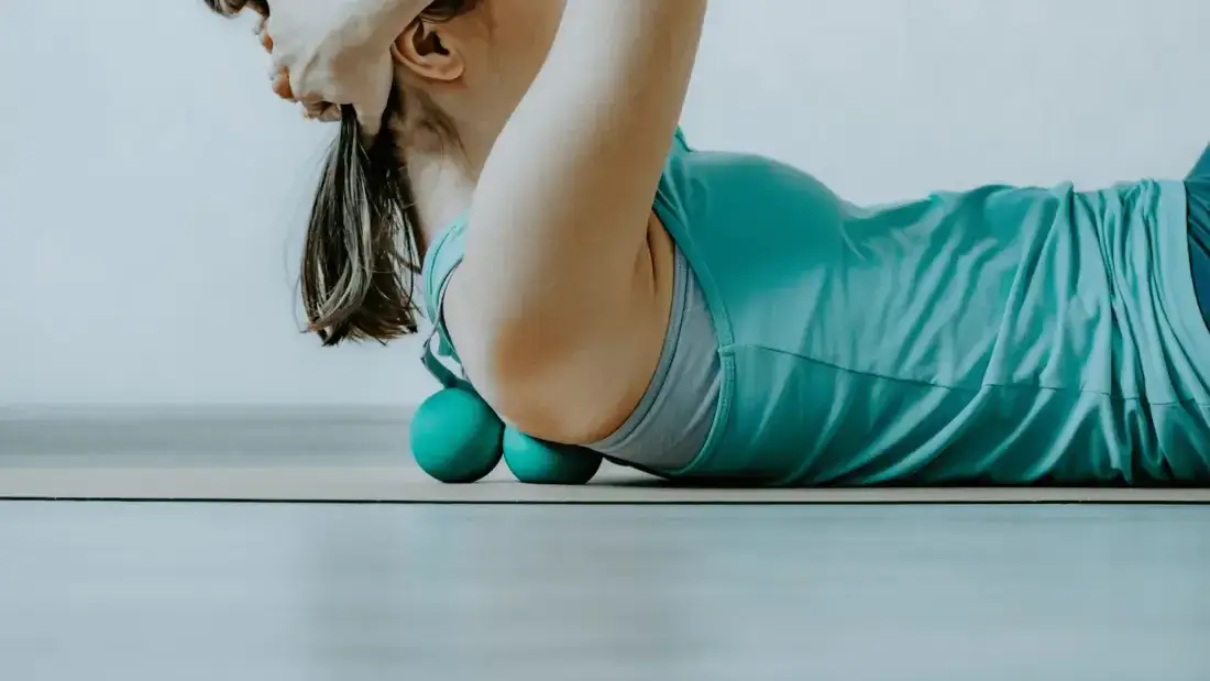 Jaka piłka do masażu pomoże w redukcji bólu i napięcia mięśniowego?