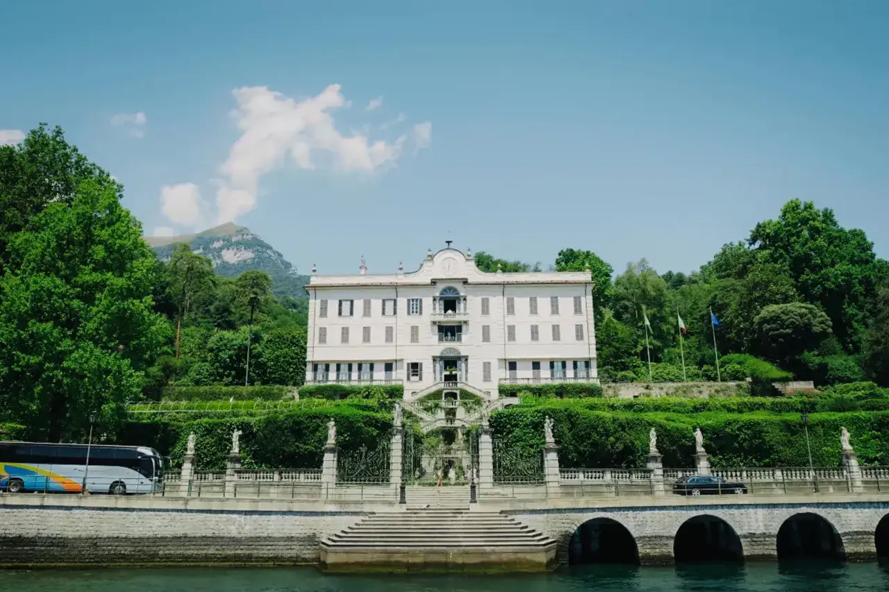 Willa Balbianello nad jeziorem Como, idealne miejsce, como co zobaczyć. Luksusowa rezydencja otoczona zielenią, z tarasami i schodami prowadzącymi do wody.