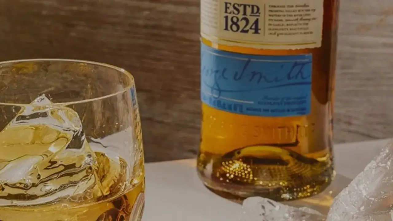 Jak pić whisky? Z lodem, wodą czy czystą? Pełny przewodnik.