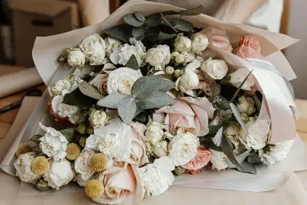 Idealne kwiaty na rocznicę ślubu: Symbolika i praktyczne porady