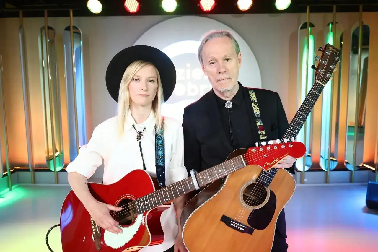 Agata Karczewska, jak "dark horse", z gitarą w dłoni, obok partnera muzycznego.