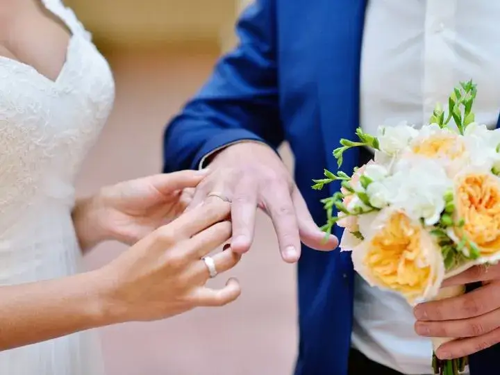 Na której ręce mężczyzna nosi obrączkę? Odkryj tradycje i zmiany