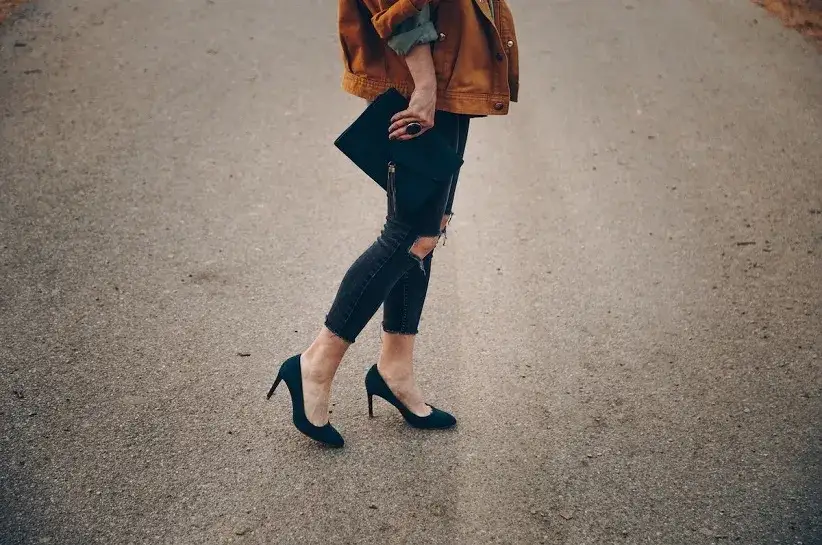 Granatowe szpilki stylizacje: jak stworzyć zachwycające outfity