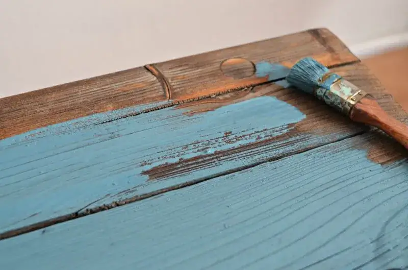 Jak skutecznie malować farbą kredową? Sprawdzone metody i narzędzia