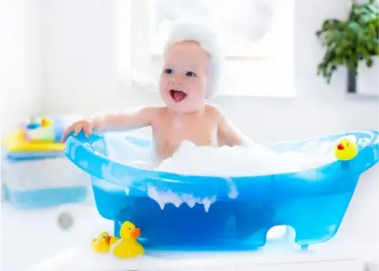 Bezpieczna kąpiel niemowlaka: Jak zadbać o higienę i komfort dziecka