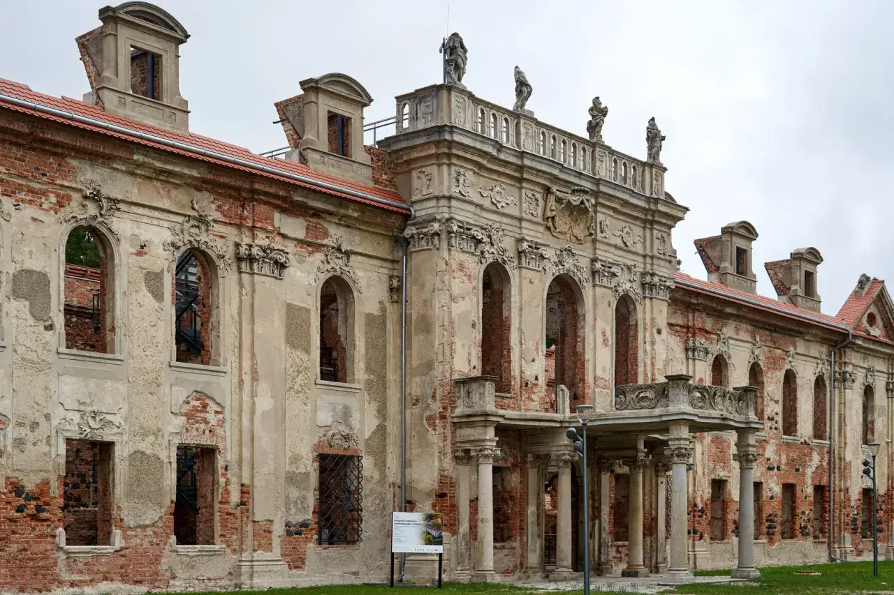 Pałac w Goszczu zwiedzanie: Co musisz wiedzieć przed wizytą