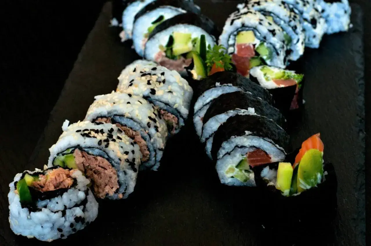 Pyszne rolki sushi z tuńczykiem, łososiem i awokado. Świetne pomysły na sushi na każdą okazję.