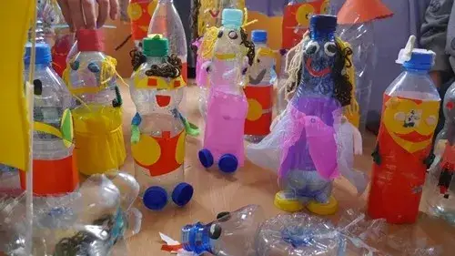 Magiczny ludzik z plastikowej butelki. Kreatywny sposób na recykling dla dzieci