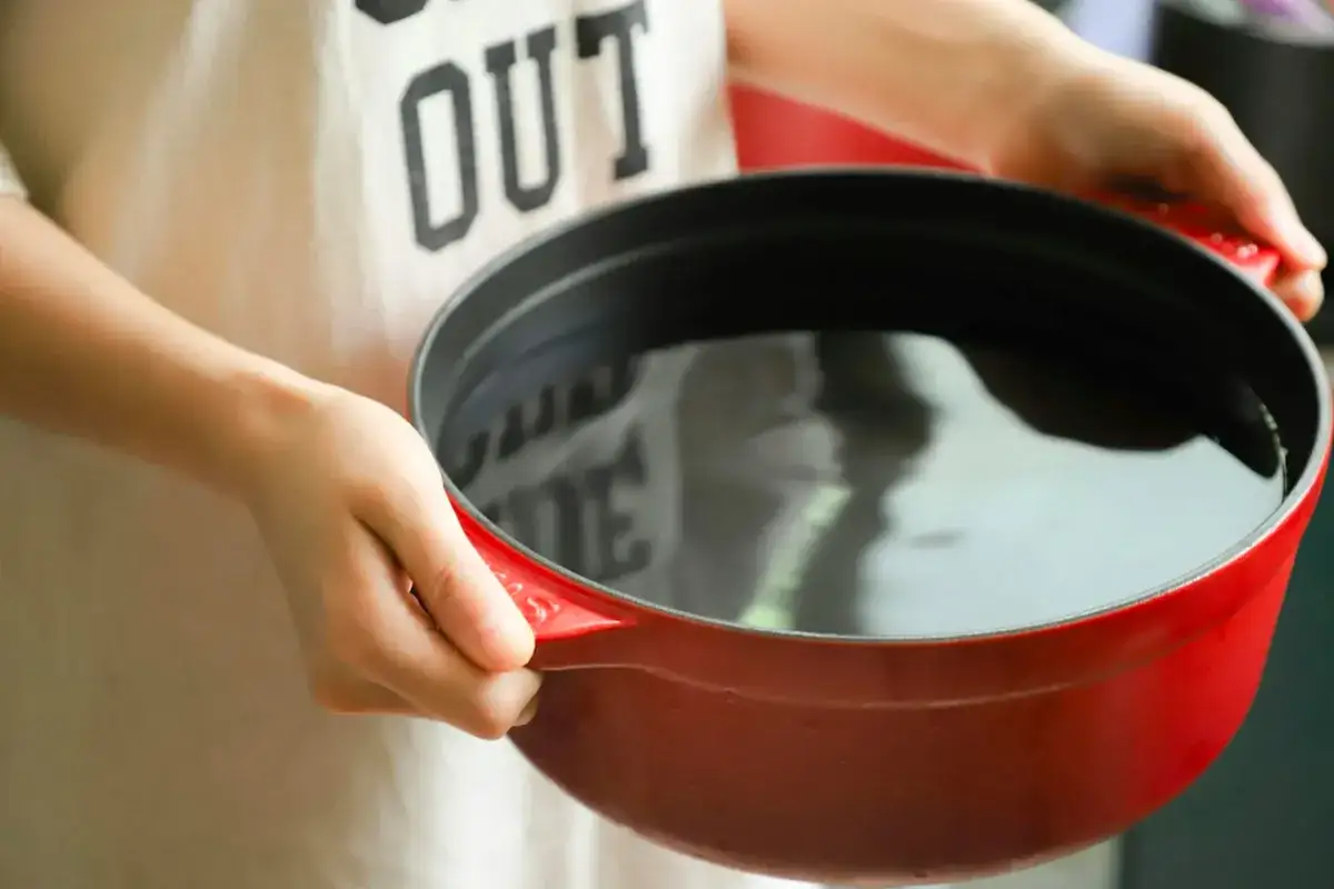 Jak wyczyścić przypalony garnek emaliowany? Sprawdzone domowe triki!