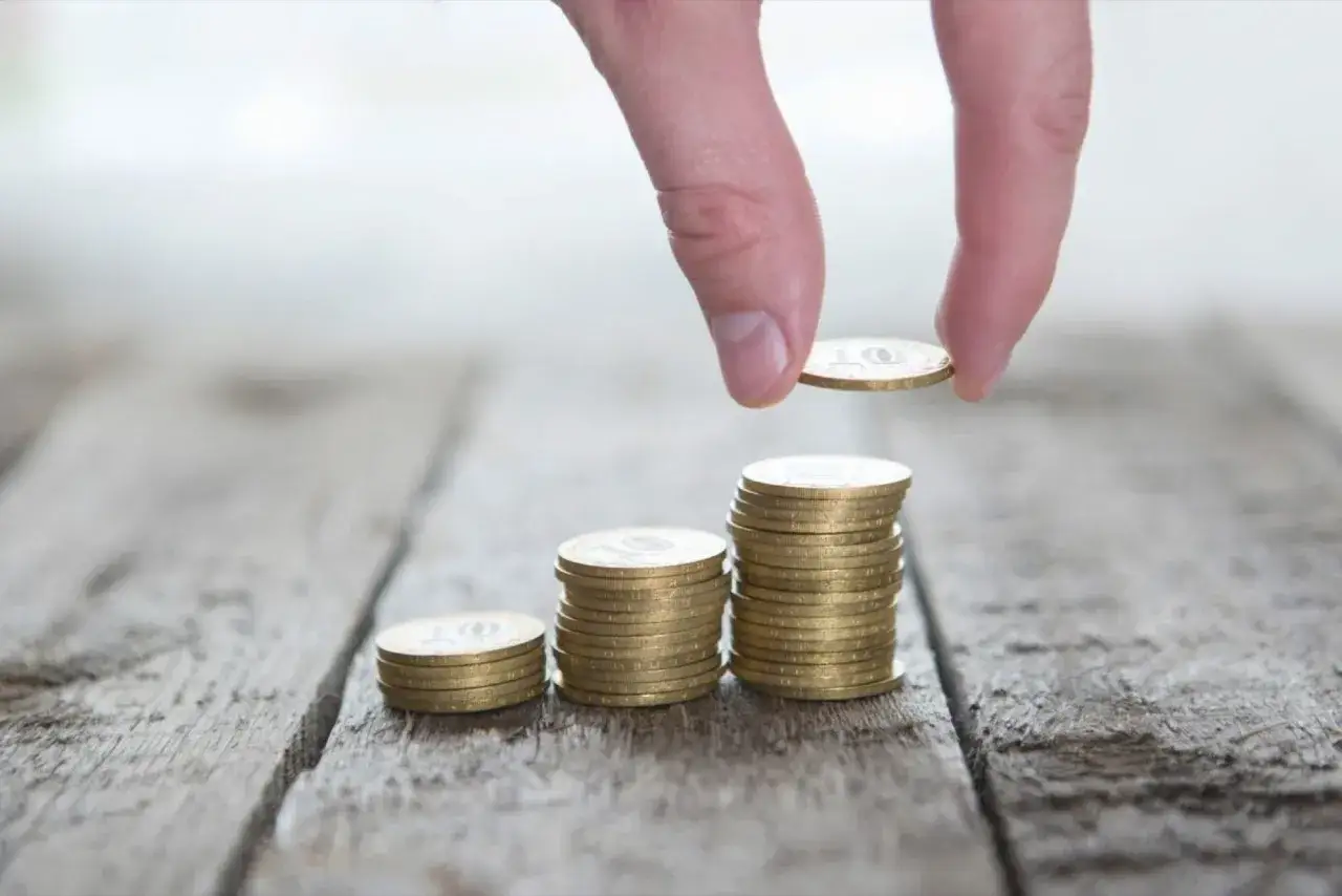 Jak żyć oszczędnie – sprawdzone sposoby na tanie życie i oszczędności