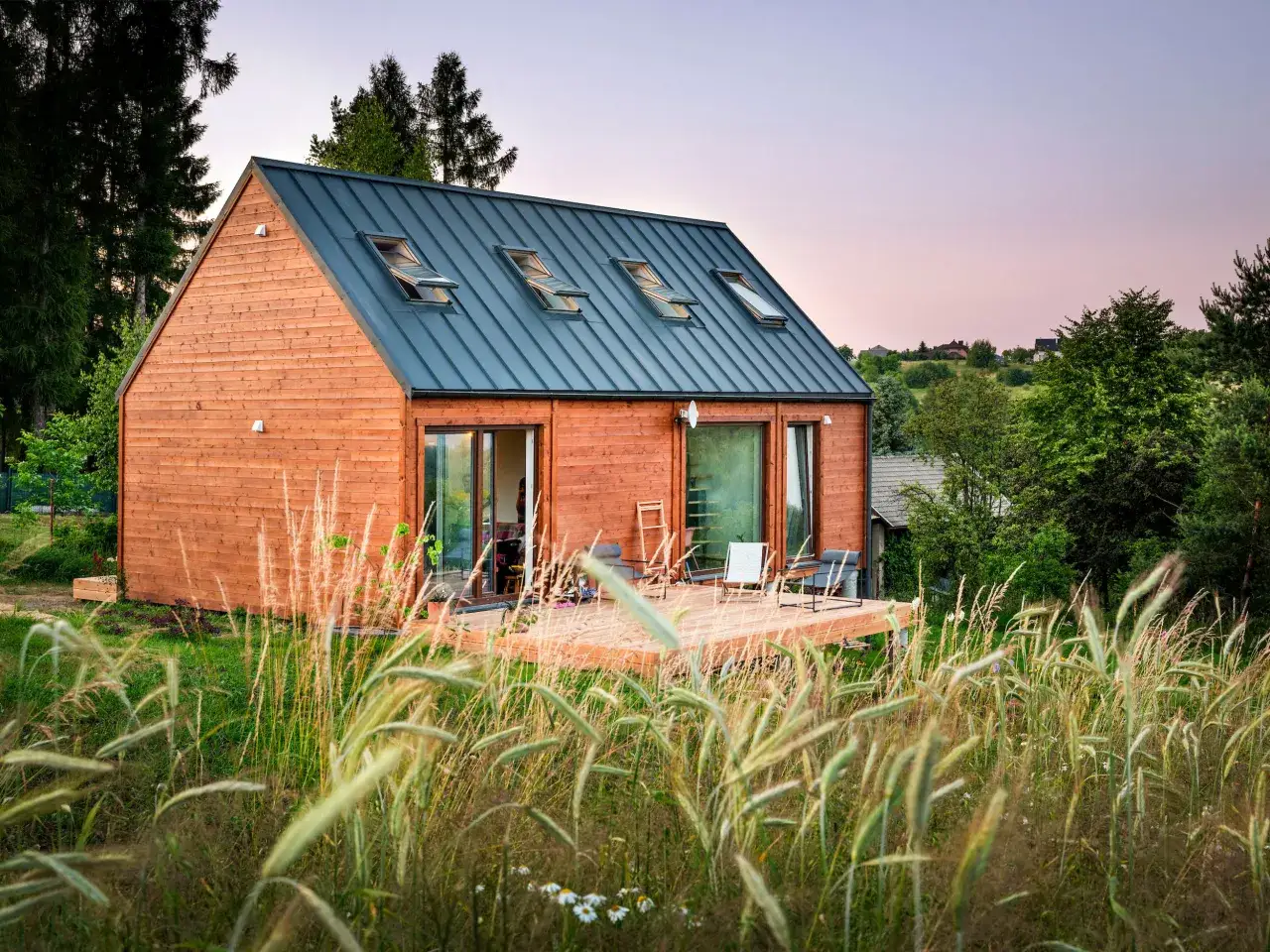 Ile kosztuje gotowy dom drewniany? Sprawdź ceny i opcje budowy