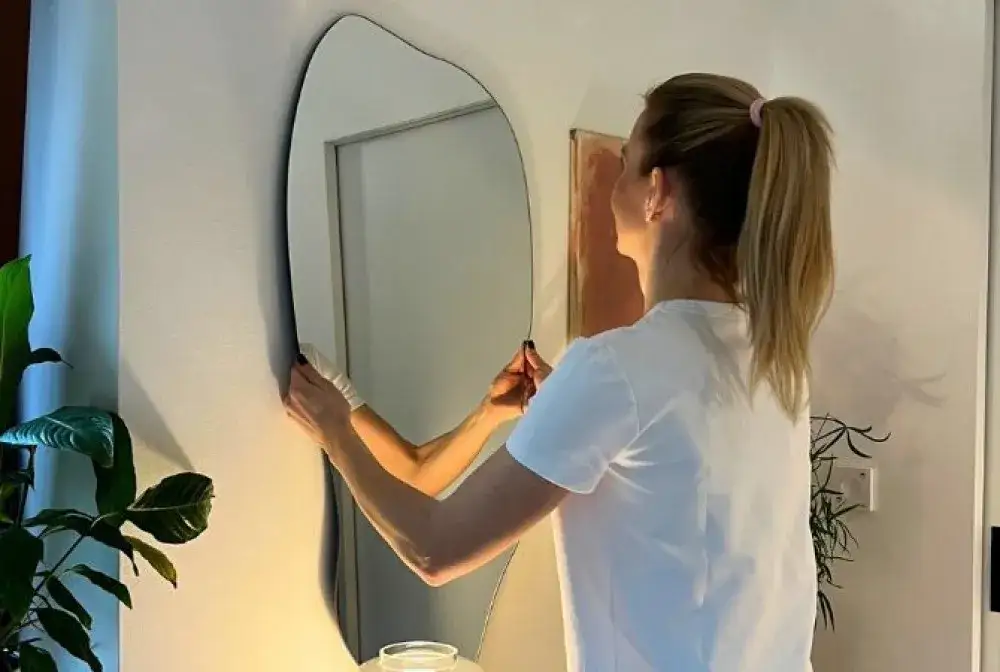 Jak przymocować lustro do ściany - proste metody bez wiercenia