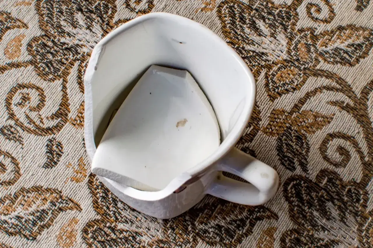 Pęknięty kubek? Gdzie wyrzucić ceramikę, by nie psuć recyklingu