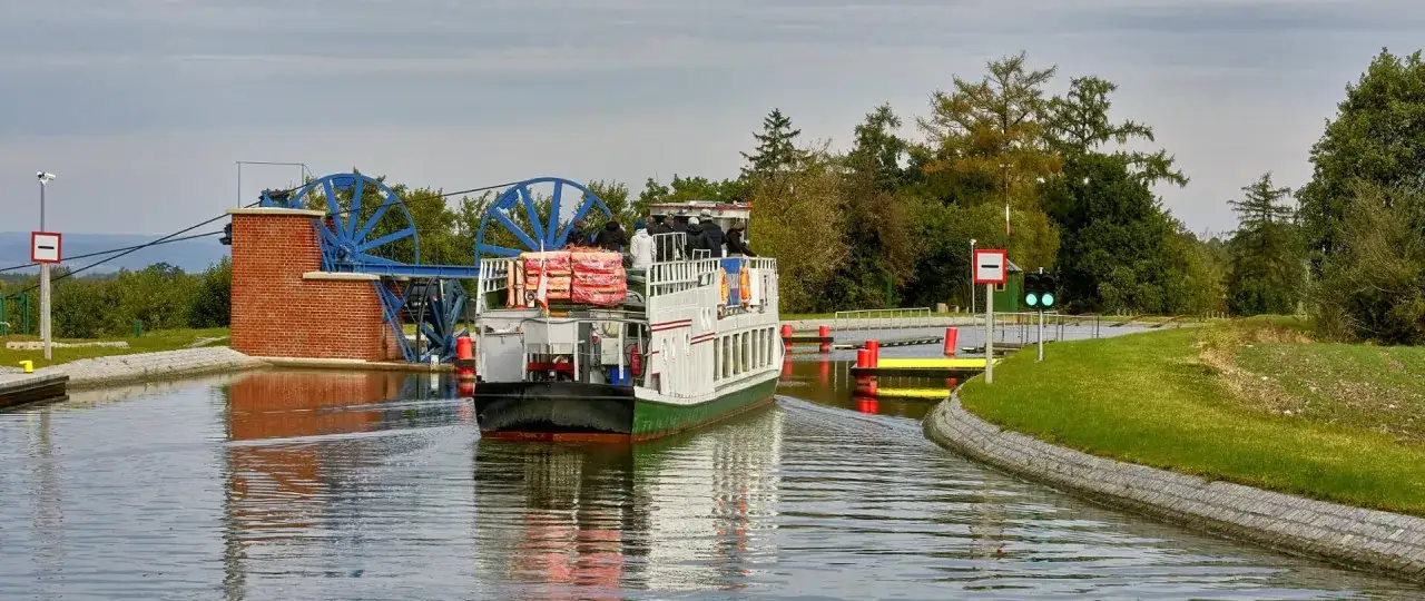 Elbląg co zwiedzić? Odkryj Kanał Elbląski i unikalne Stare Miasto