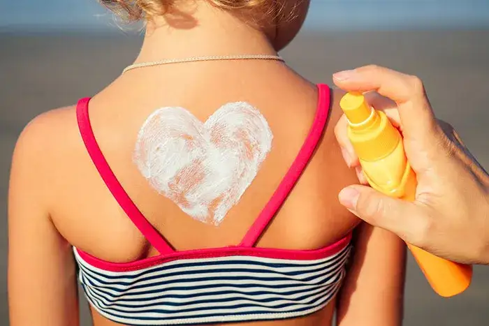 Skuteczne metody na oparzenia słoneczne u dziecka – pierwsza pomoc i profilaktyka