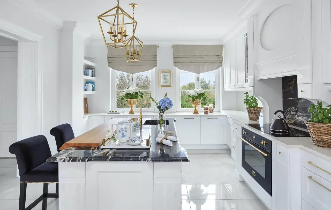 Jakie style i kolory najlepiej pasują do salonu z białą kuchnią?