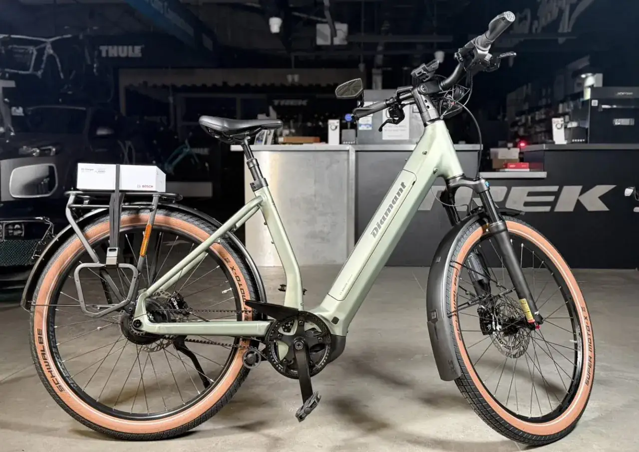 Stylowy, zielony rower elektryczny Diamant z bagażnikiem i ładowarką Bosch. Idealny na miejski trek 1120.