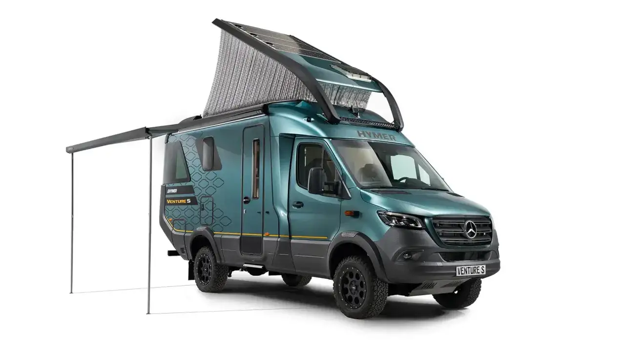 Turkusowy kamper Hymer Venture S z rozkładanym dachem i panelami słonecznymi, gotowy na przygodę.