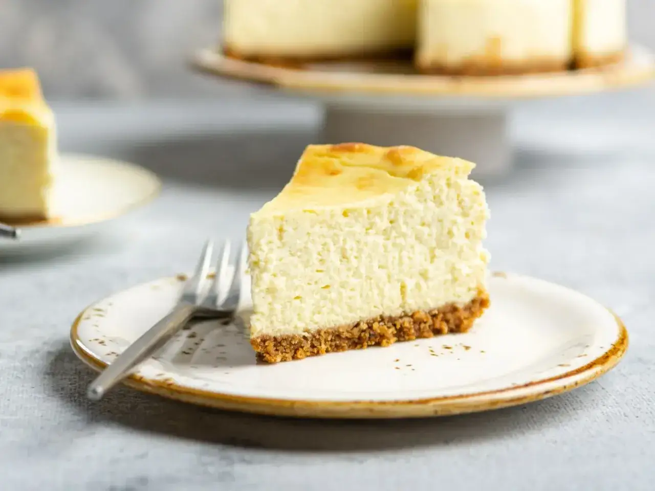 Pyszny kawałek sernika na talerzyku, idealny, by dowiedzieć się, jak zrobić sernik z wiaderka.