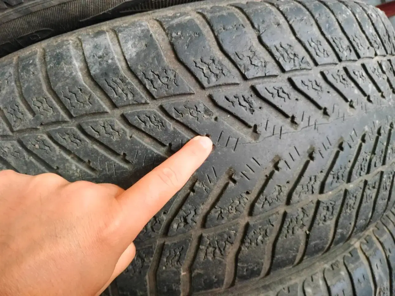 Ile bieżnika ma nowa opona letnia? Ekspert radzi, kiedy wymieniać