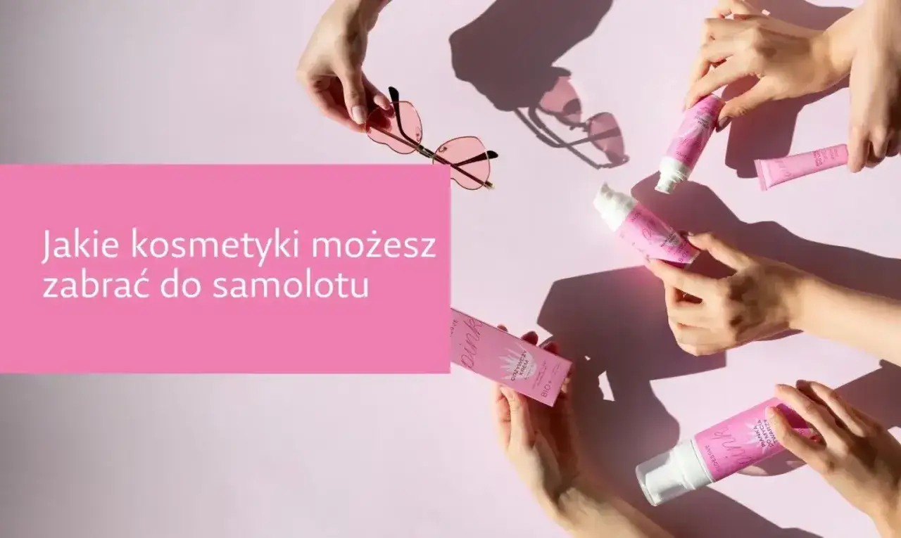 Różowe kosmetyki i okulary przeciwsłoneczne na jasnoróżowym tle. Dowiedz się, jak spakować kosmetyki do samolotu.