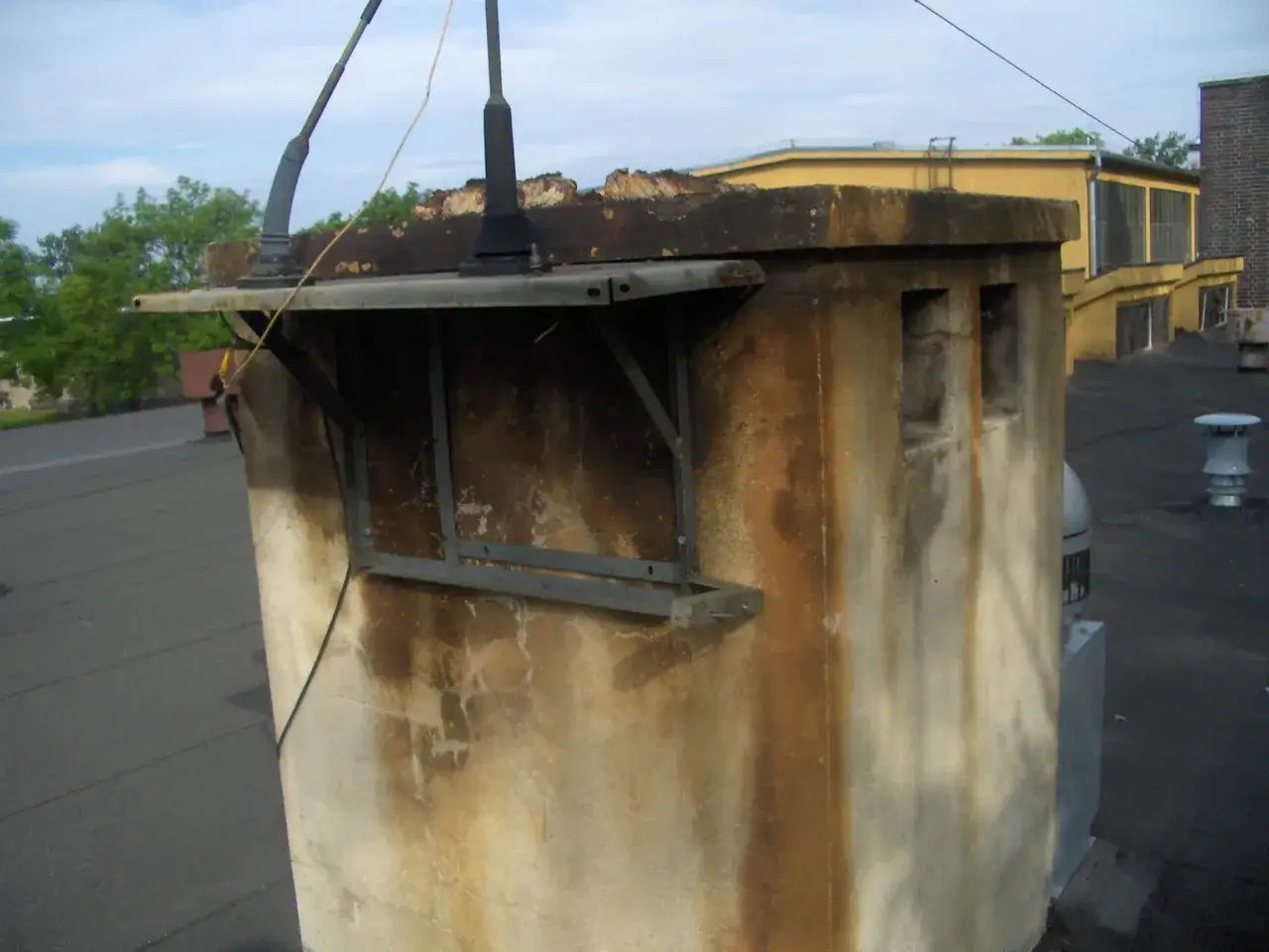 Brązowe plamy na kominie: przyczyny i jak je skutecznie usunąć