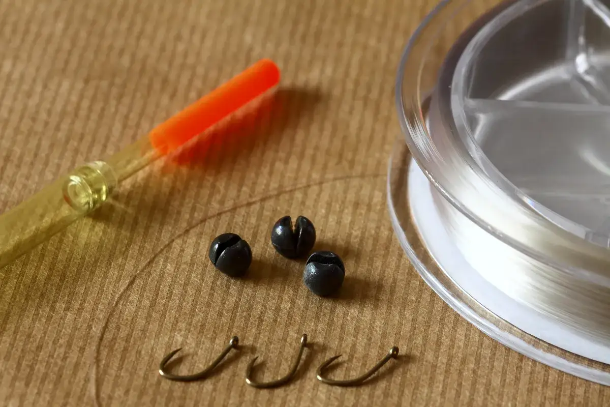 Akcesoria wędkarskie: spławik, haczyki, obciążenie i żyłka. Dowiedz się, jak przymocować spławik do wędki, by łowić ryby.