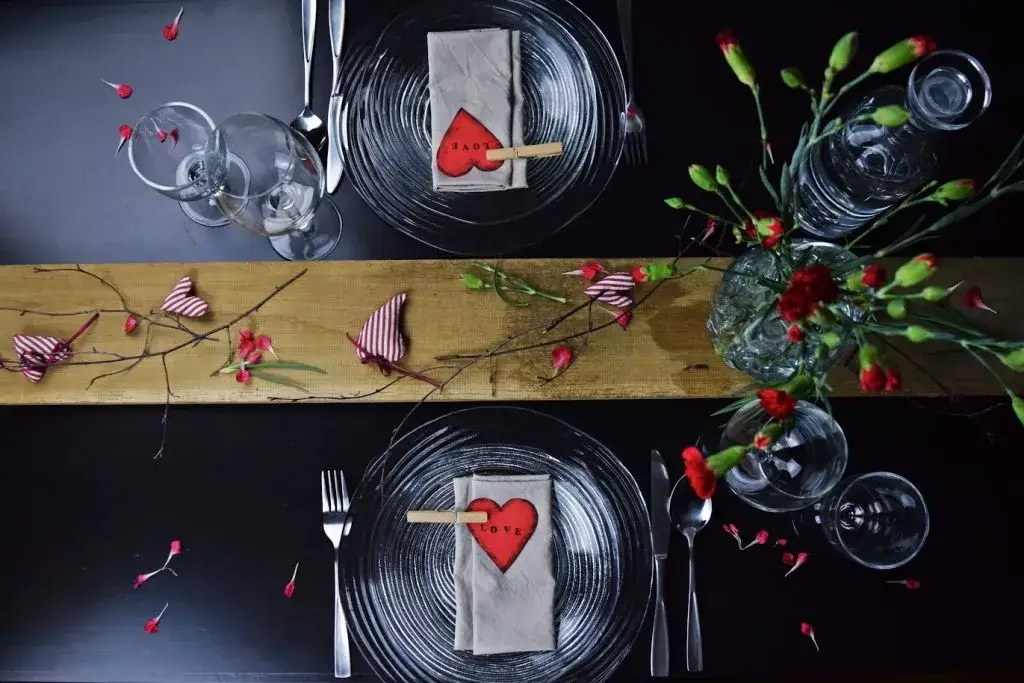 Jak udekorować stół na Walentynki, aby stworzyć niezapomnianą atmosferę