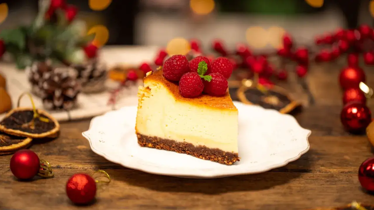 Kawałek sernika z malinami i miętą. Idealna propozycja co zamiast polewy na sernik, szczególnie w świątecznym klimacie.