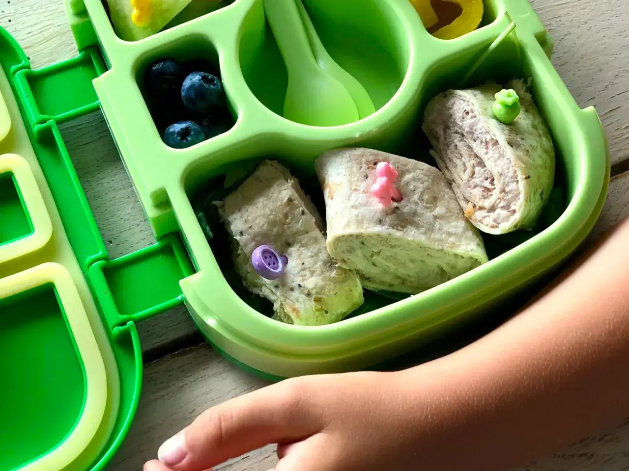 Kolorowy bento box z tortillami, jagodami i warzywami. Idealny lunchbox dla dziecka, który zachęca do jedzenia.