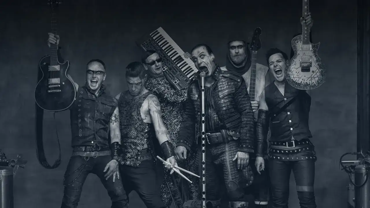 Rammstein-Bandmitglieder mit Instrumenten, schwarz-weiß.