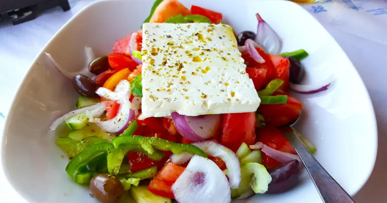 Jak zrobić sałatkę grecką: prosty przepis na pyszną Horiatiki krok po kroku