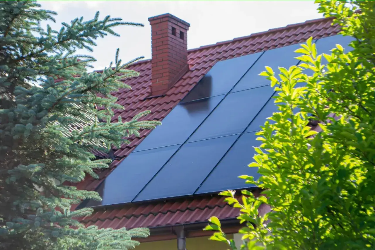 Fotowoltaika na firmę czy prywatnie: kluczowe różnice i oszczędności