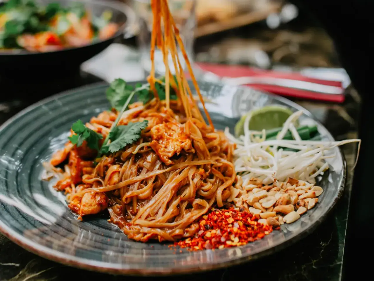 Jak jeść Pad Thai? Sekret smaku i tajska etykieta