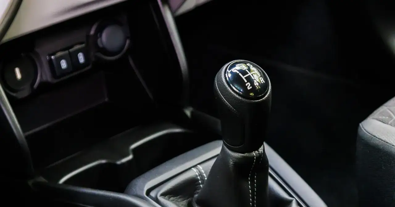 Mistrz zmiany biegów: Obroty, prędkość i 7 błędów, które niszczą auto