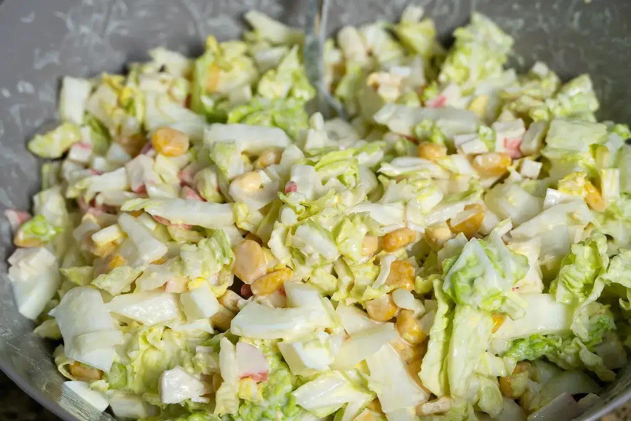 Jaka surówka do gulaszu? Przepisy na idealne dopełnienie!