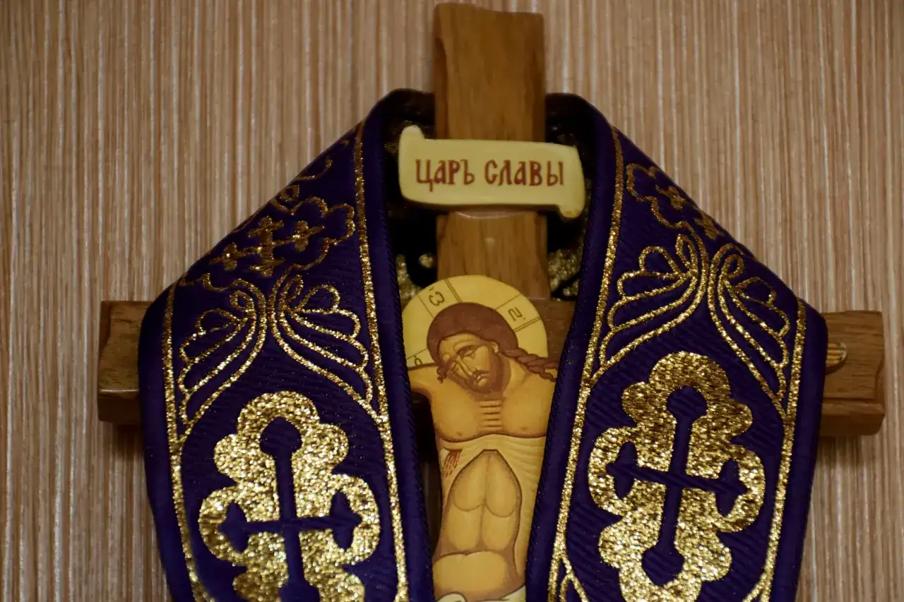 Krzyż prawosławny: symbolika, znaczenie i różnice [Poznaj fakty]