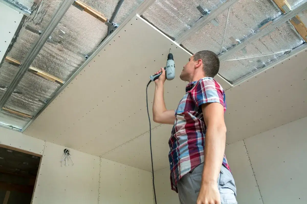Skuteczne sposoby na wyciszenie sufitu w bloku i redukcję hałasu