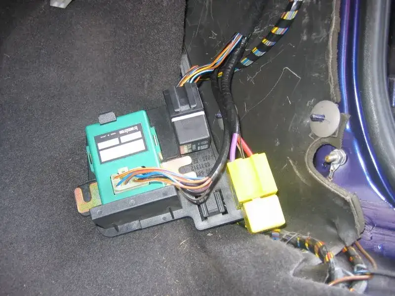 Gdzie jest centralka centralnego zamka Opel Zafira? Oto kluczowe lokalizacje