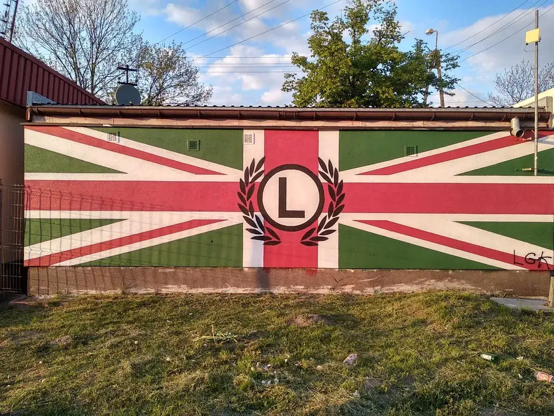 Jak wygląda flaga Legii? Poznaj symbolikę i kolory klubu