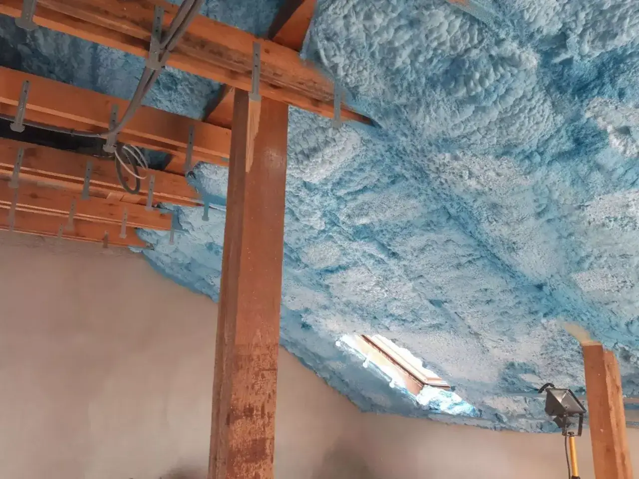 Piana PUR na poddasze: koszt, zalety, wady i porównanie z wełną