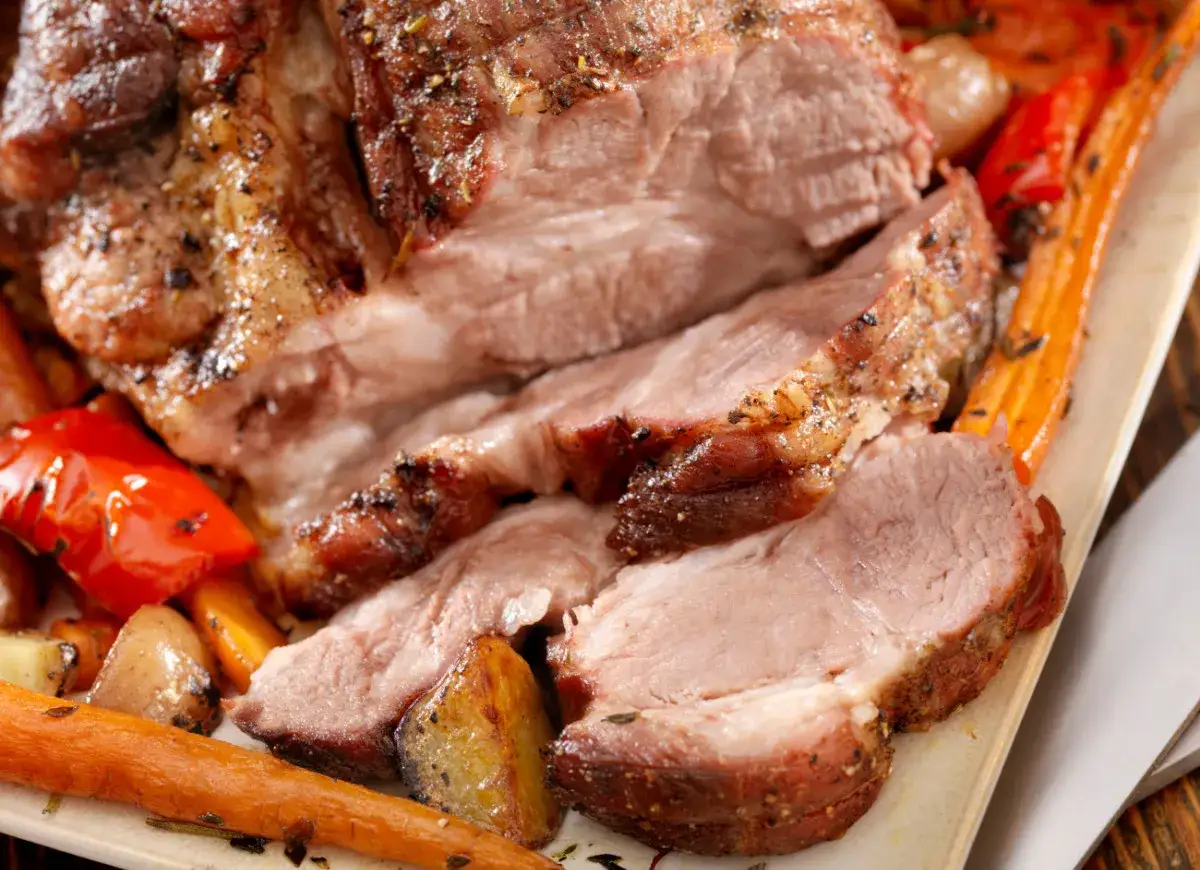 Soczysta łopatka pieczona z warzywami, idealna na obiad. Aromatyczne mięso z chrupiącą skórką i kolorowe warzywa korzeniowe.