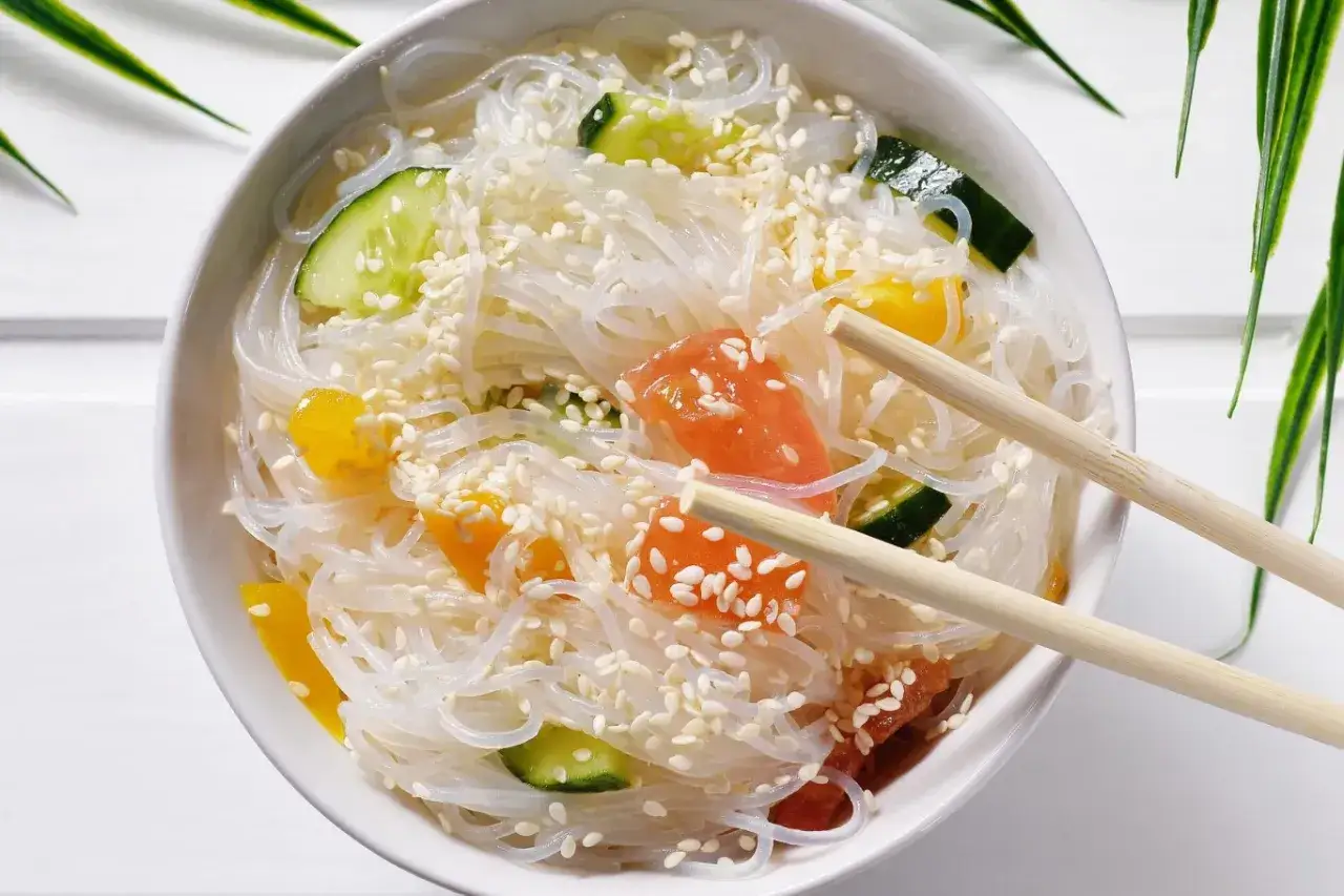 Sałatka z makaronu konjac z warzywami i sezamem. Dowiedz się, jak gotować makaron konjac, by był idealny!