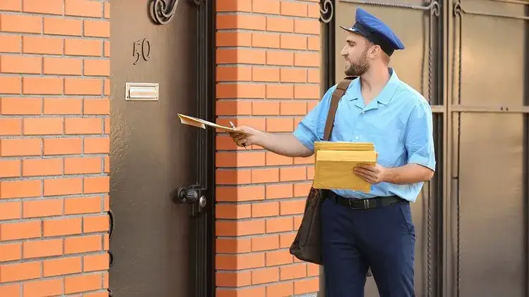 Ile zarabia listonosz? Zaskakujące fakty o wynagrodzeniach w Polsce