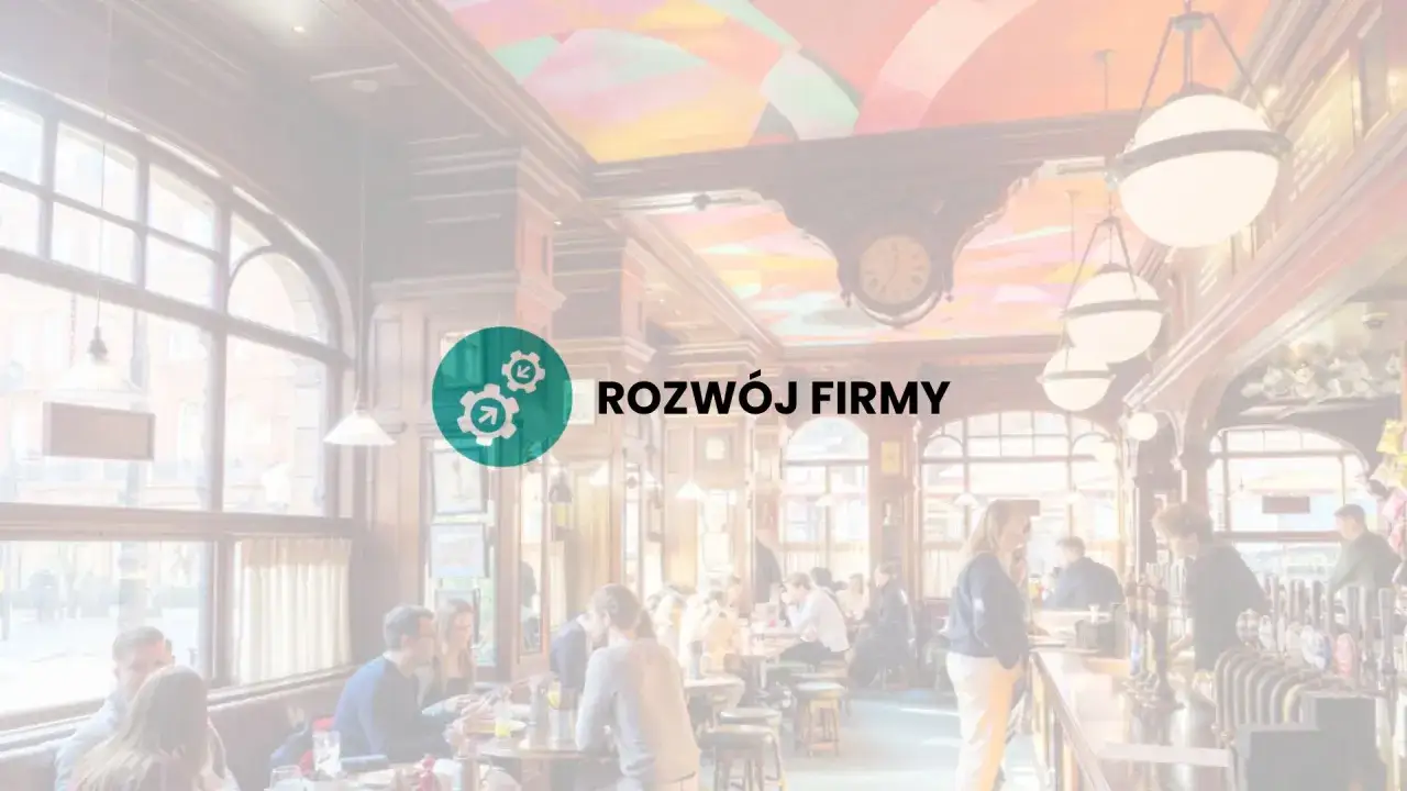 Wnętrze pubu z ludźmi przy stolikach i barze. Ikona i napis "Rozwój Firmy" sugerują, jak założyć drink bar.