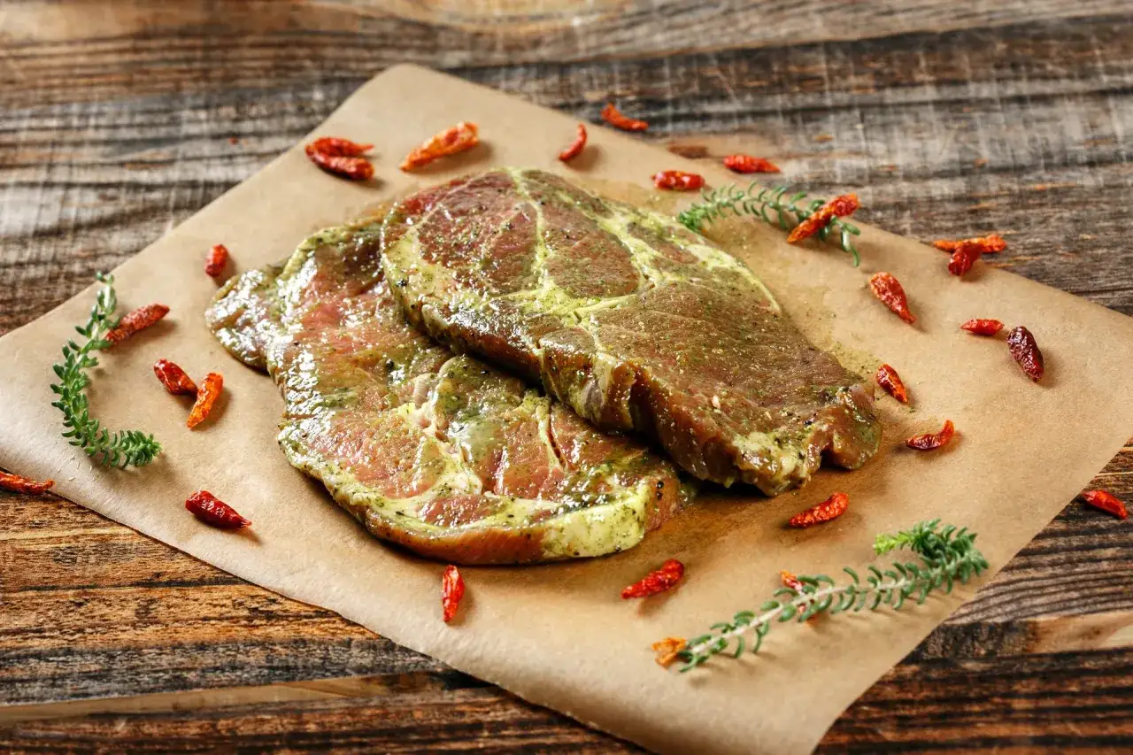 Échine de porc grillée : la recette juteuse et savoureuse