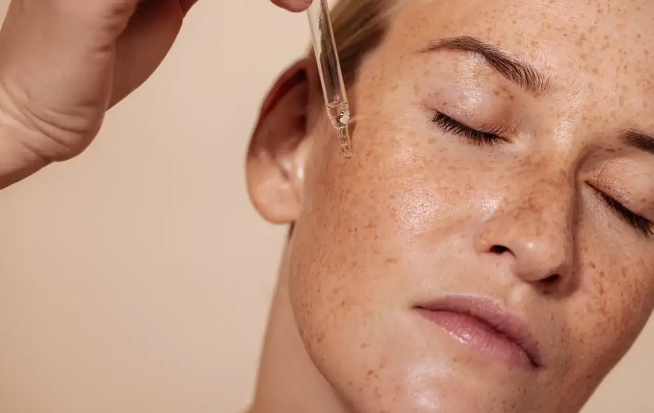 Kwas hialuronowy: Czy wchłania się w skórę, czy stawy? Poznaj prawdę!