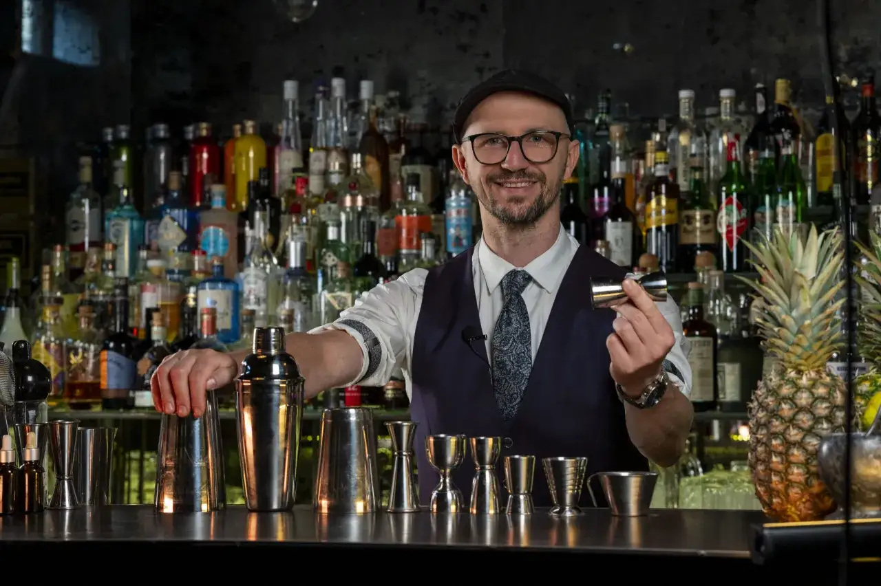 Ile zarabia barman po kursie? 7500 zł + napiwki to realne kwoty