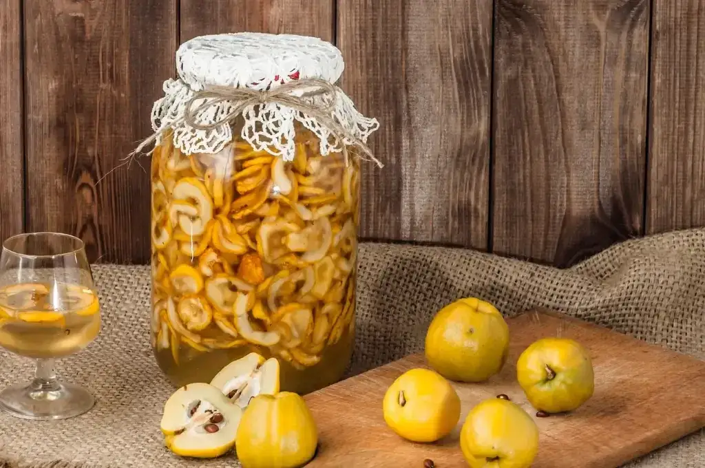 Nalewka z pigwy: Prosty przepis krok po kroku na domowy trunek